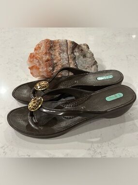 Oka B. NWOT Women’s slip on thong sandals, size M/L